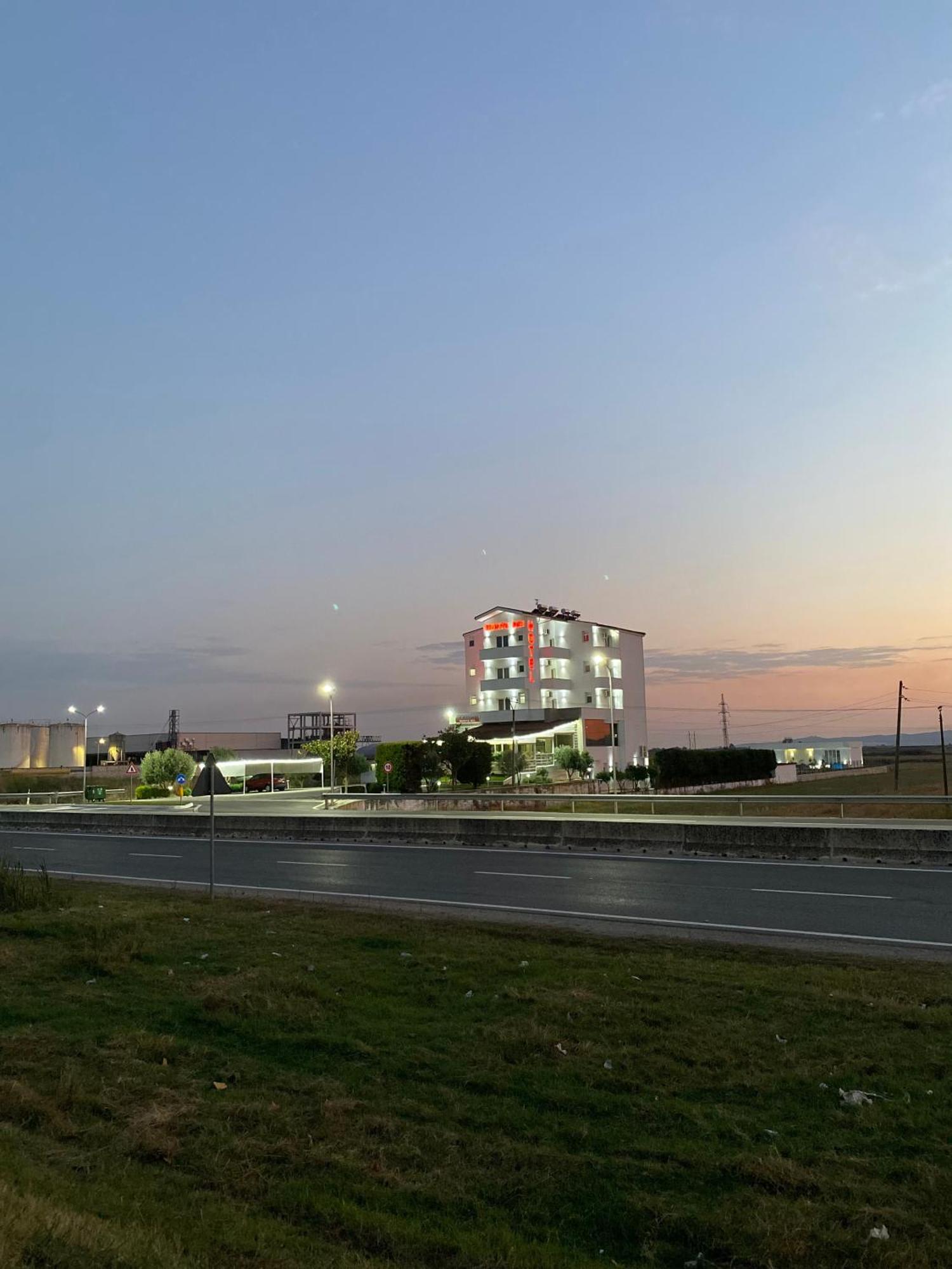 Monte Rei Hotel Lushnje Exterior photo